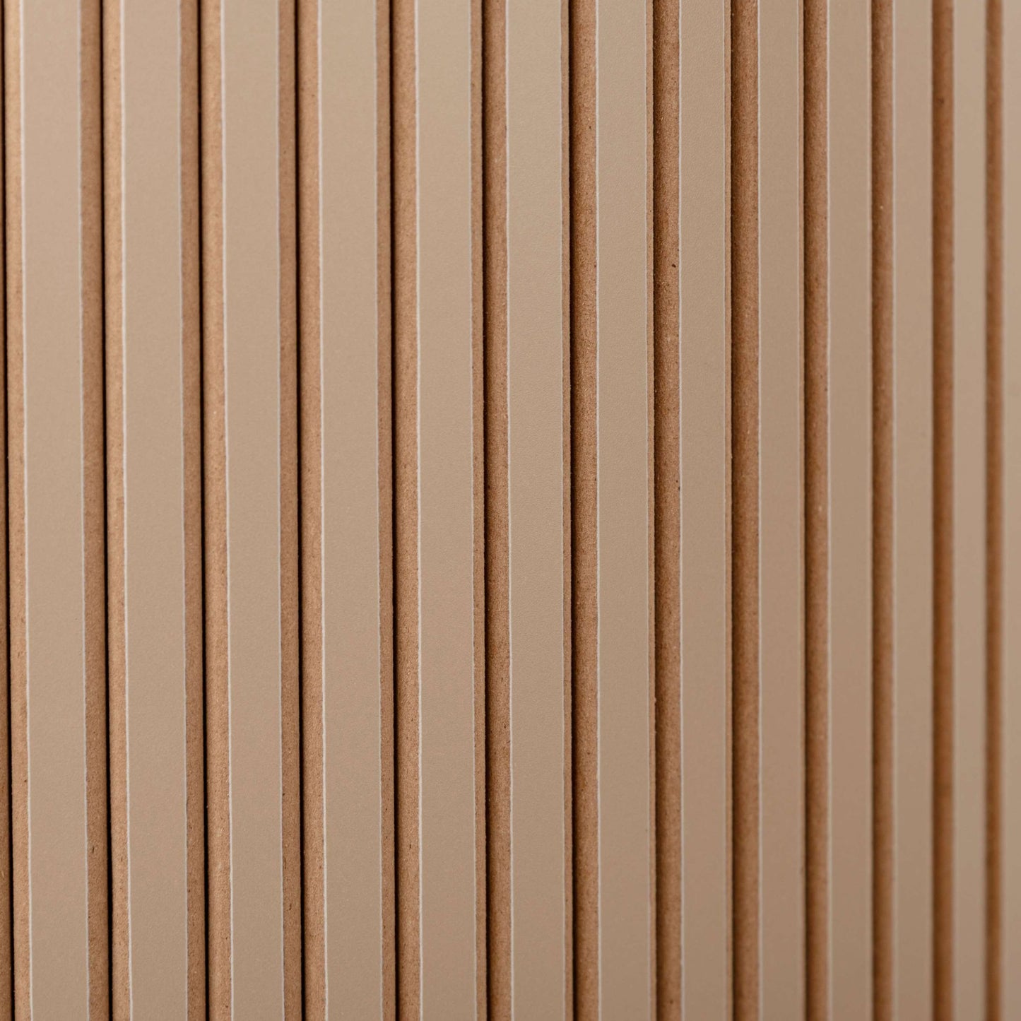 ゴールドとベージュのモダンなデザインのサイドキャビネットの表面の素材がわかるアップ