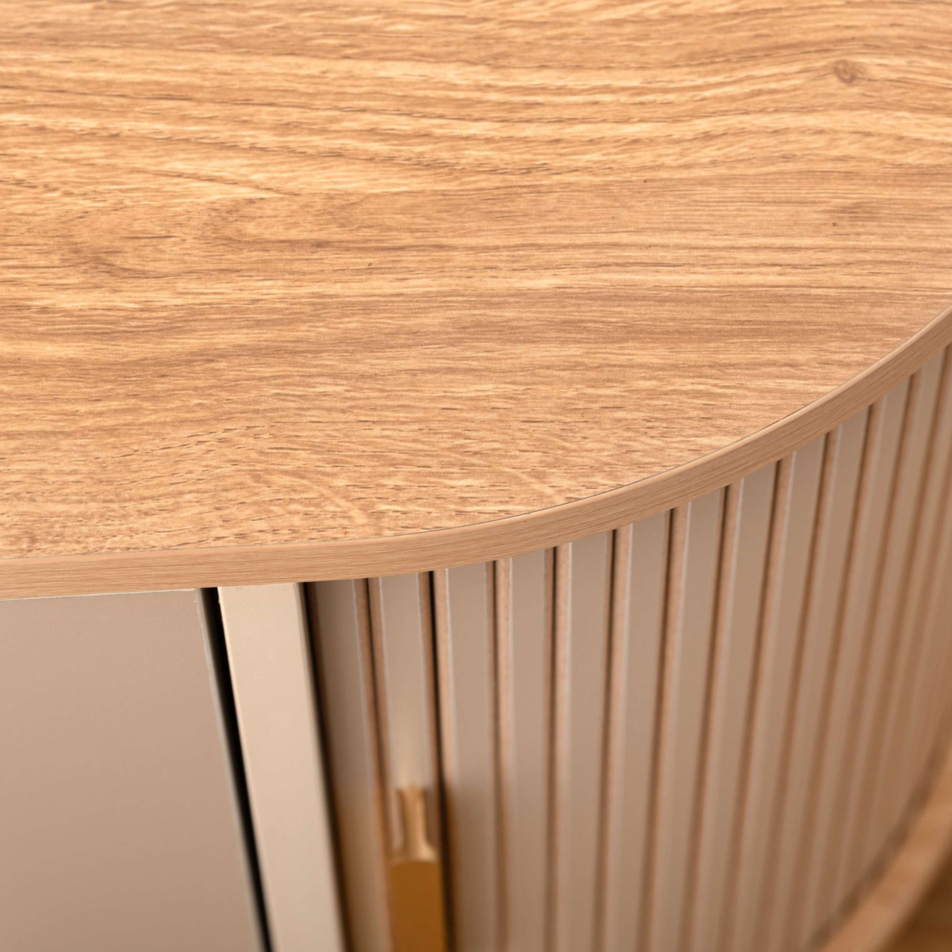 ゴールドとグレージュのモダンなデザインのサイドキャビネットの天板部分の素材のアップ