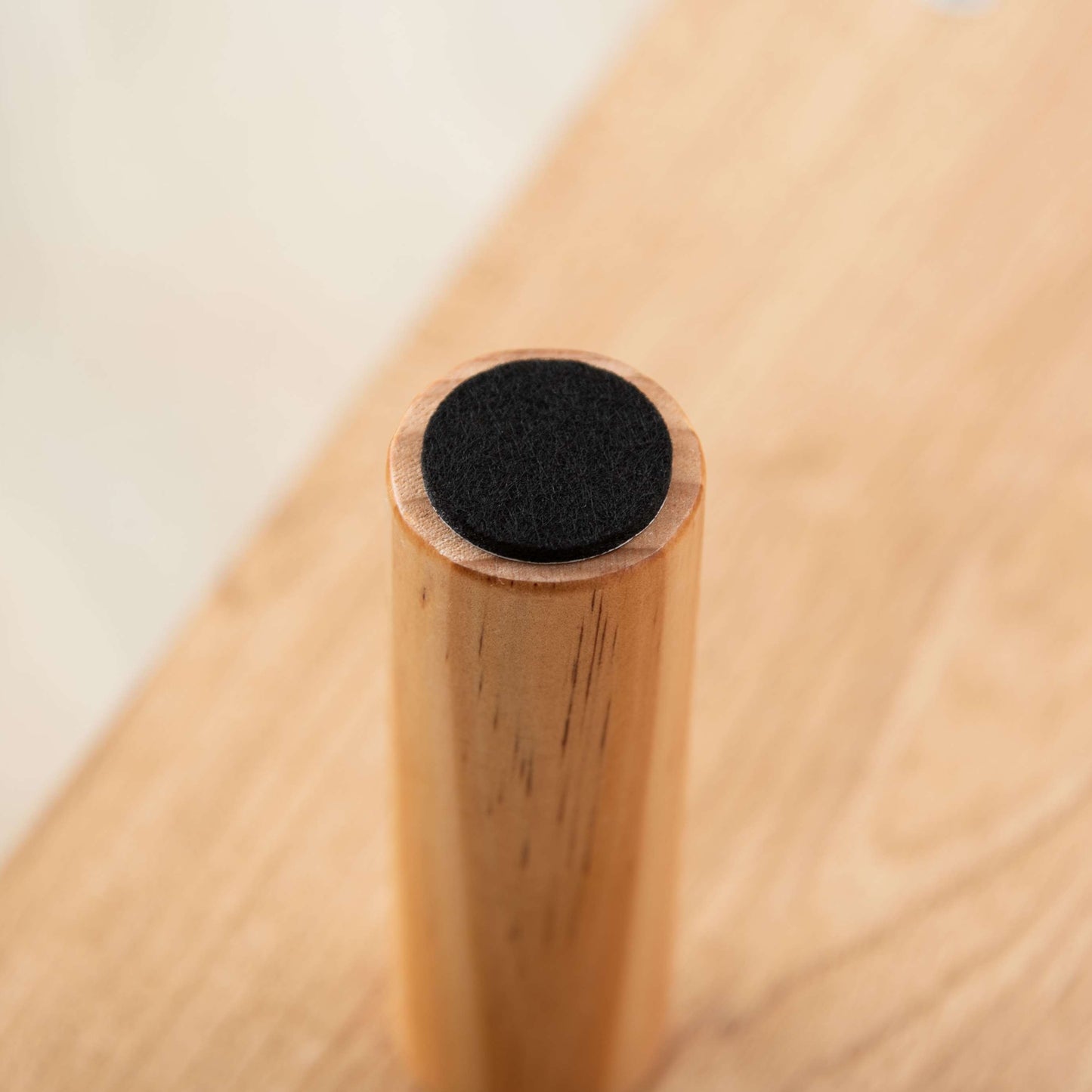 ゴールドとグレージュのモダンなデザインのサイドキャビネットの足の裏面のフェルト