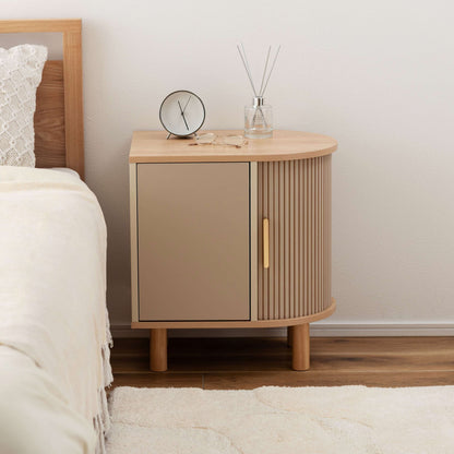 ゴールドとベージュのモダンなデザインのサイドキャビネットがベッドサイドに置いてある部屋