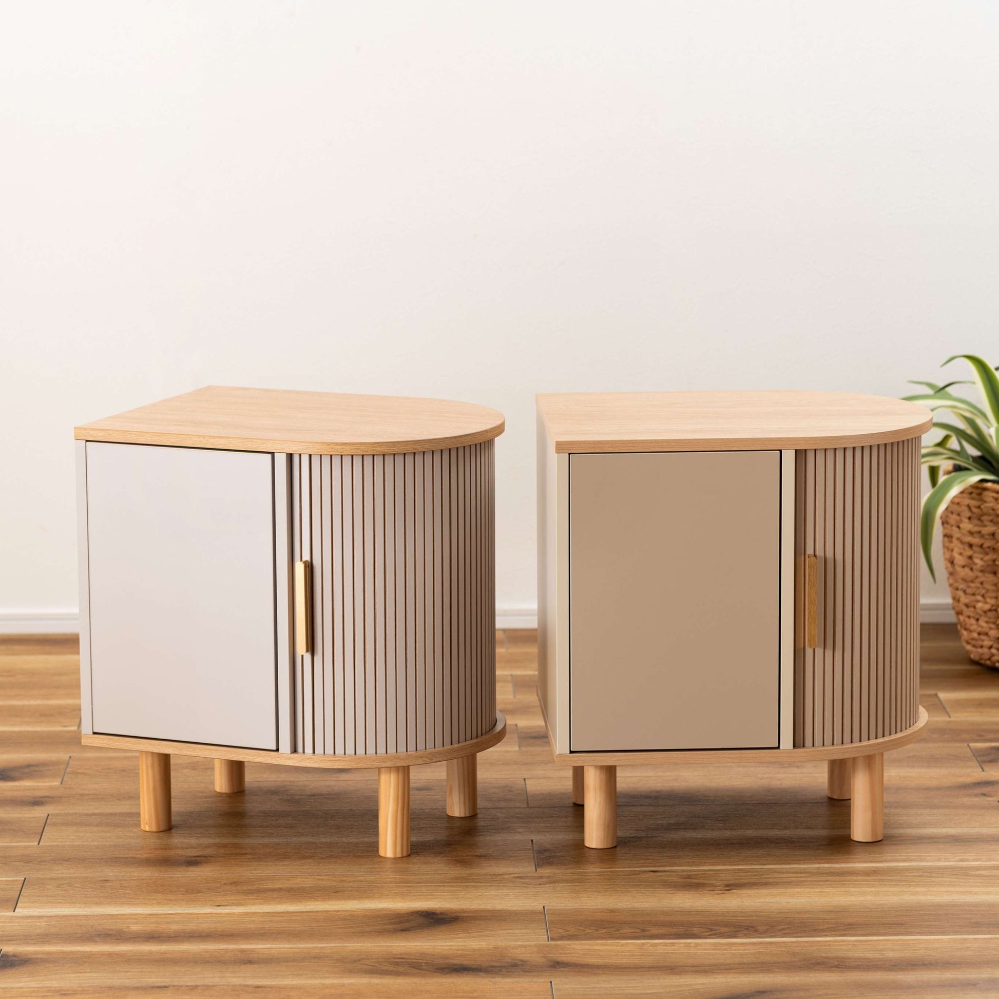 ゴールドとグレージュのモダンなデザインのサイドキャビネットが2色並べて置いてある