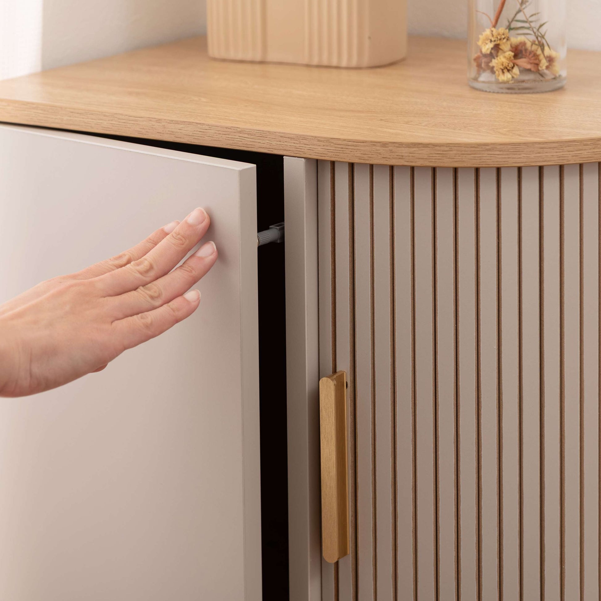 ゴールドとグレージュのモダンなデザインのサイドキャビネットの扉部分