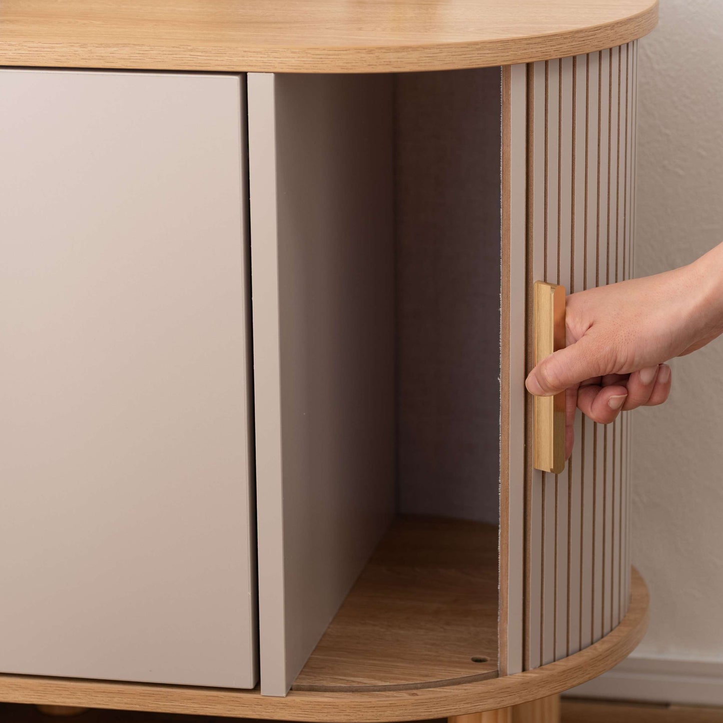 ゴールドとグレージュのモダンなデザインのサイドキャビネットの引き出しの様子