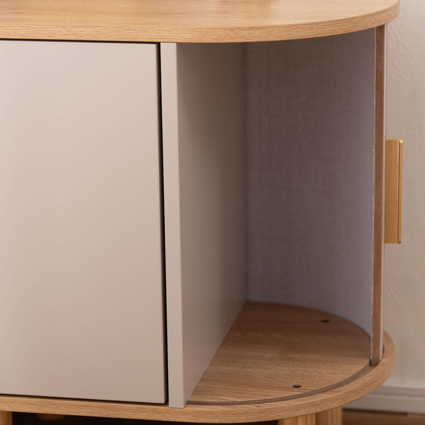 ゴールドとグレージュのモダンなデザインのサイドキャビネットの引き出しの中の様子