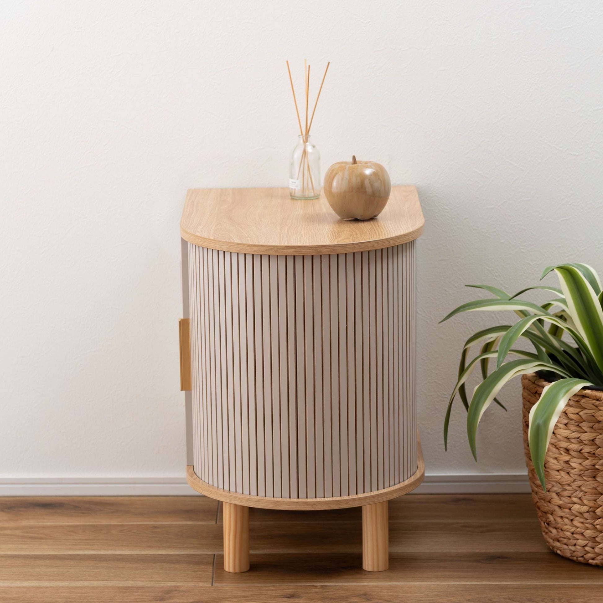 ゴールドとグレージュのモダンなデザインのサイドキャビネット