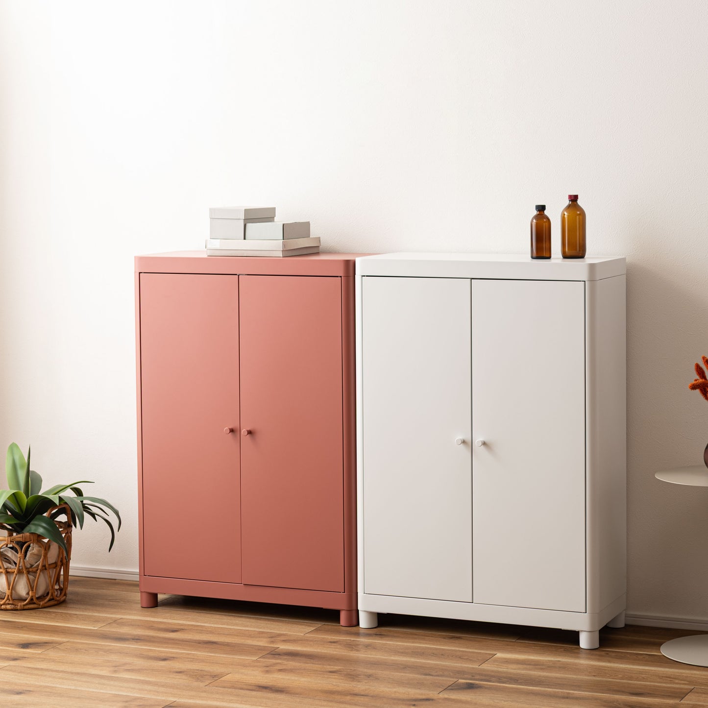 ピンクと白のスチール製のシンプルなキャビネット収納が2色並んで置いてある様子