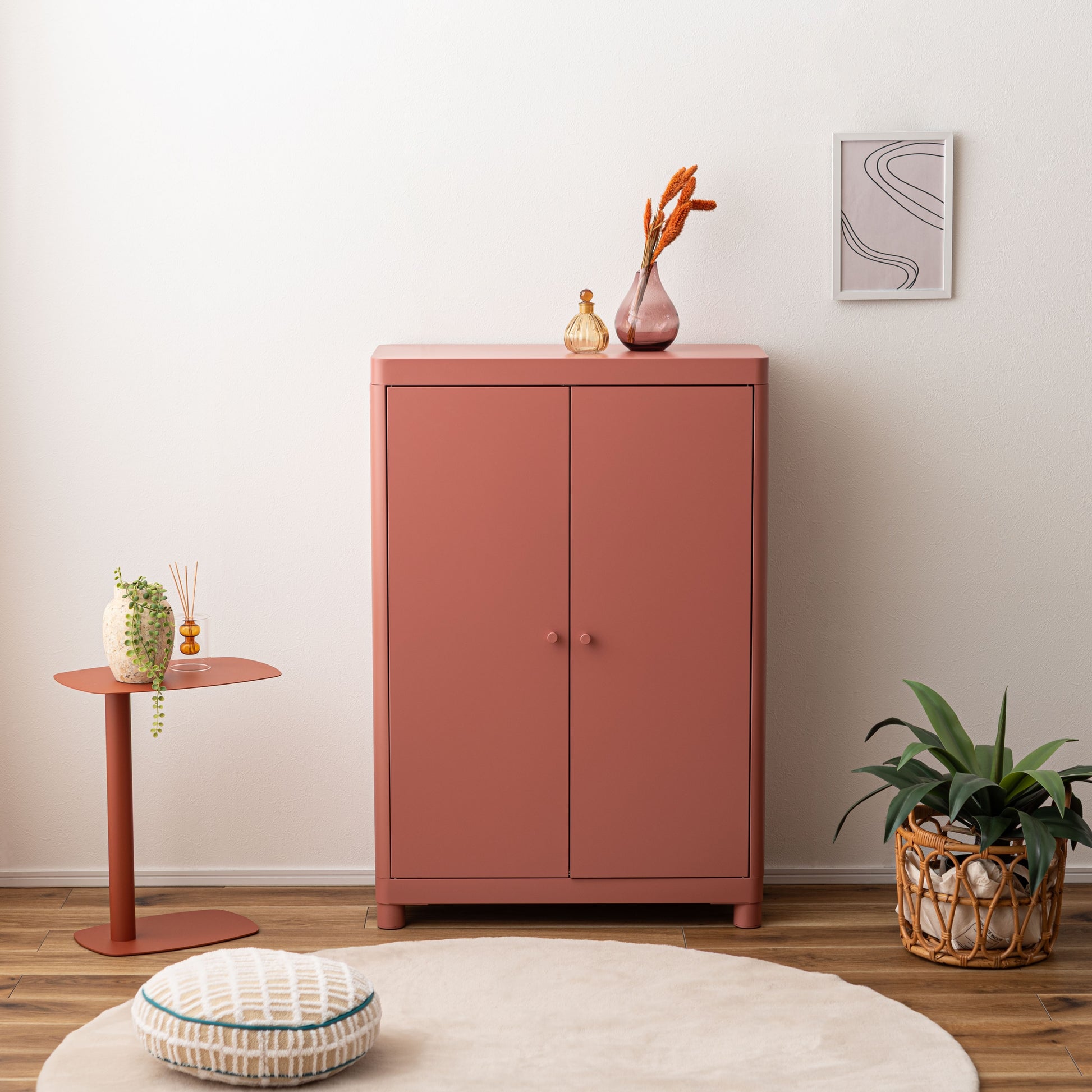 ピンクのスチール製のシンプルなキャビネット収納が置いてある部屋