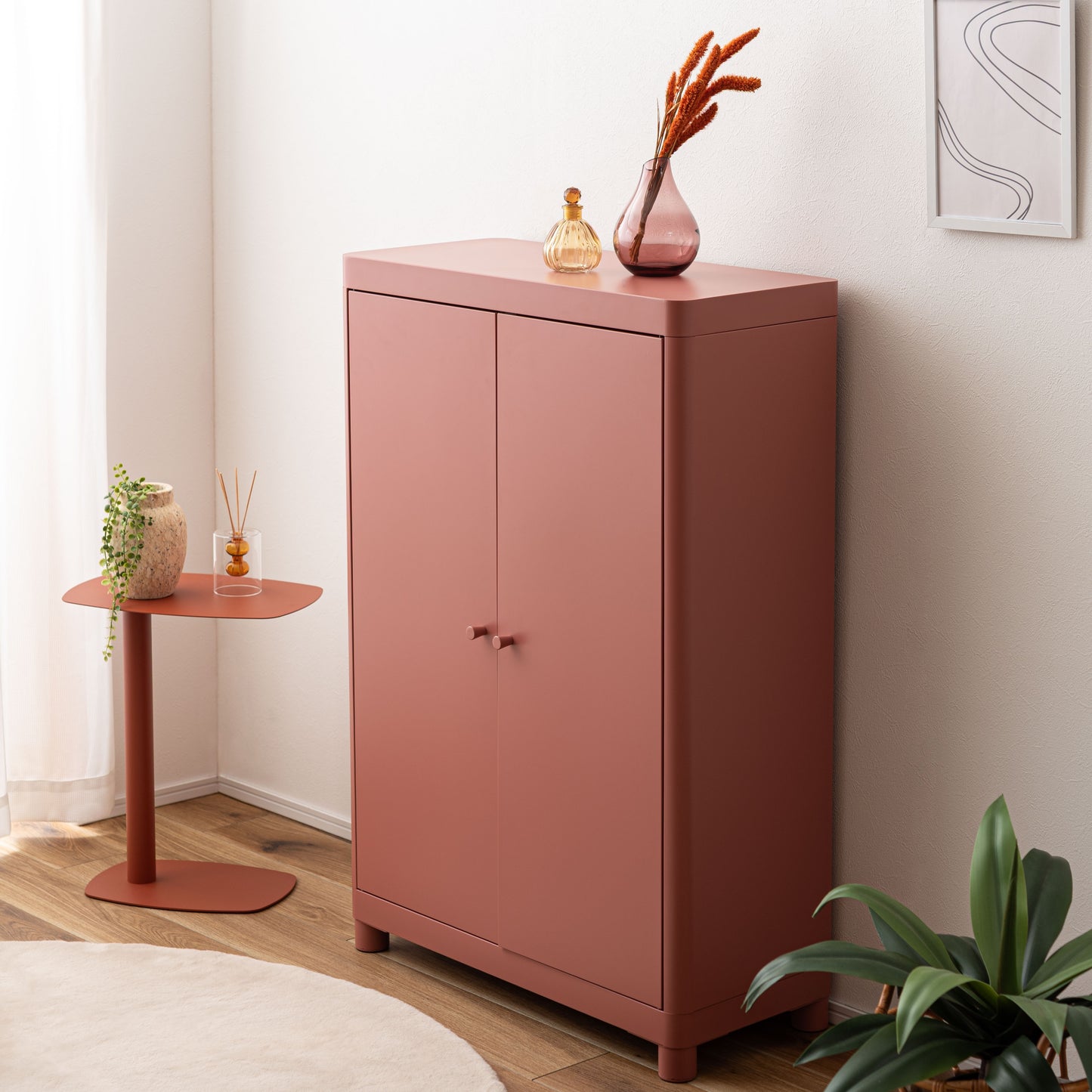ピンクのスチール製のシンプルなキャビネット収納が置いてある部屋