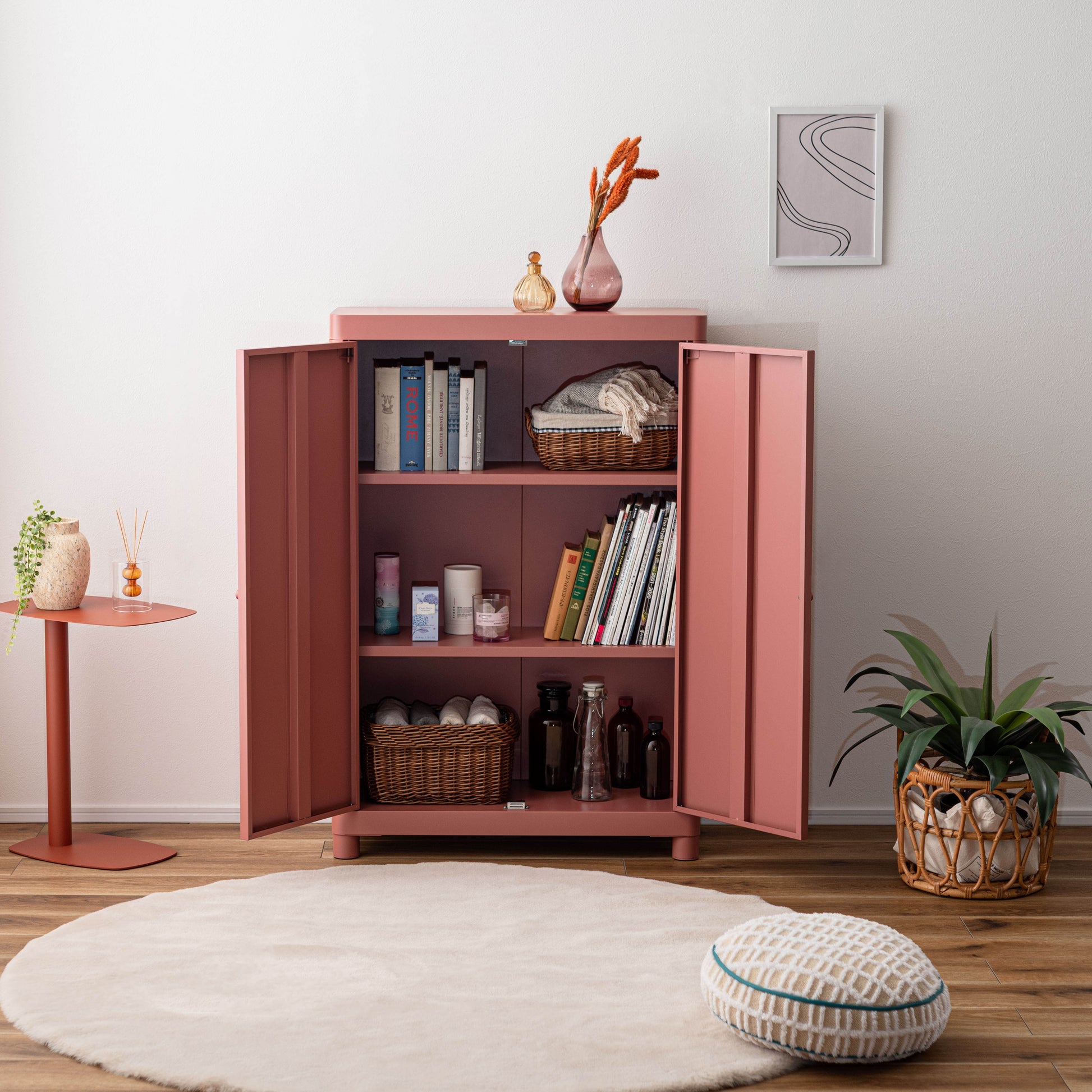 ピンクのスチール製のシンプルなキャビネット収納が置いてある部屋