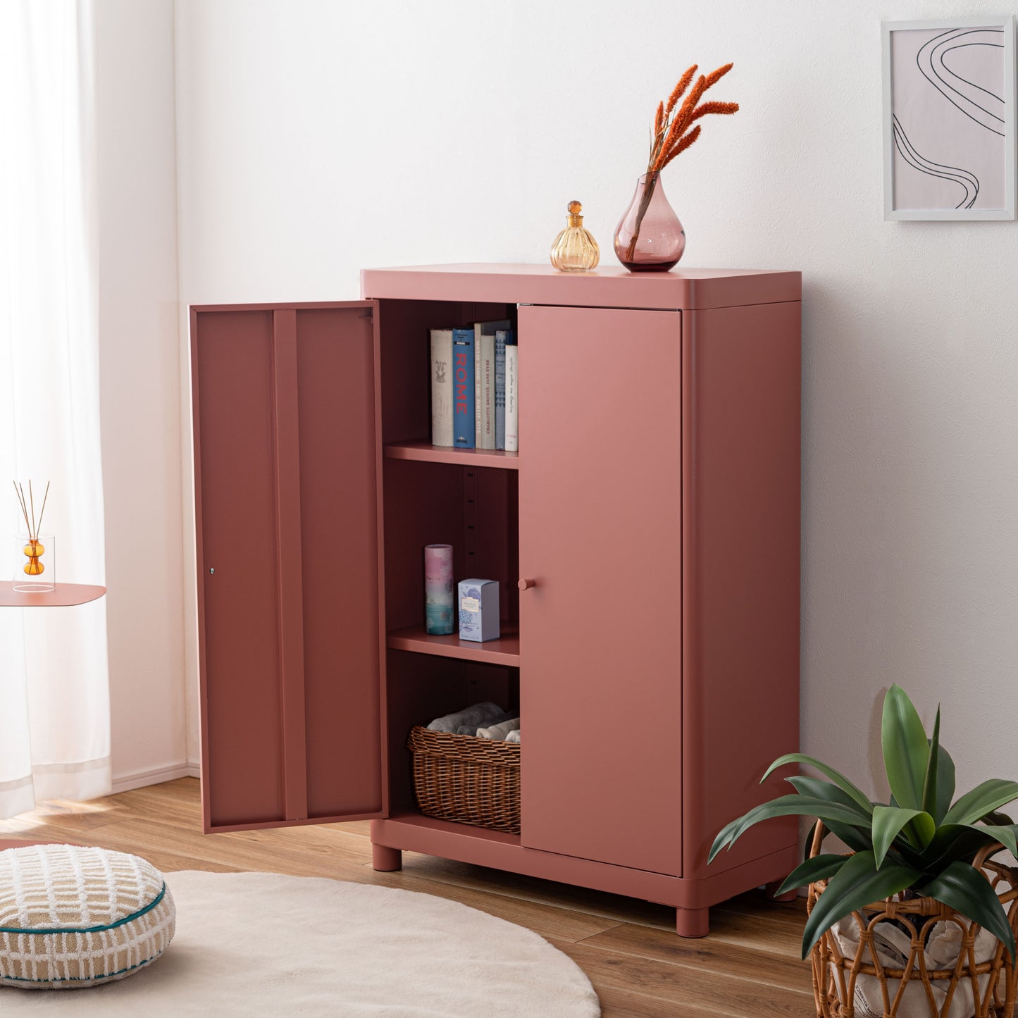 ピンクのスチール製のシンプルなキャビネット収納が置いてある部屋