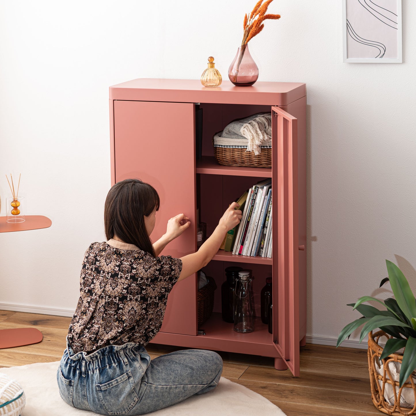 ピンクのスチール製のシンプルなキャビネット収納が置いてある部屋