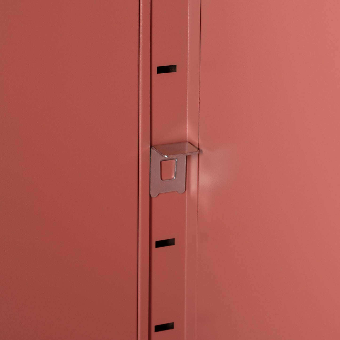 ピンクのスチール製のシンプルなキャビネット収納の棚板を調節するフック