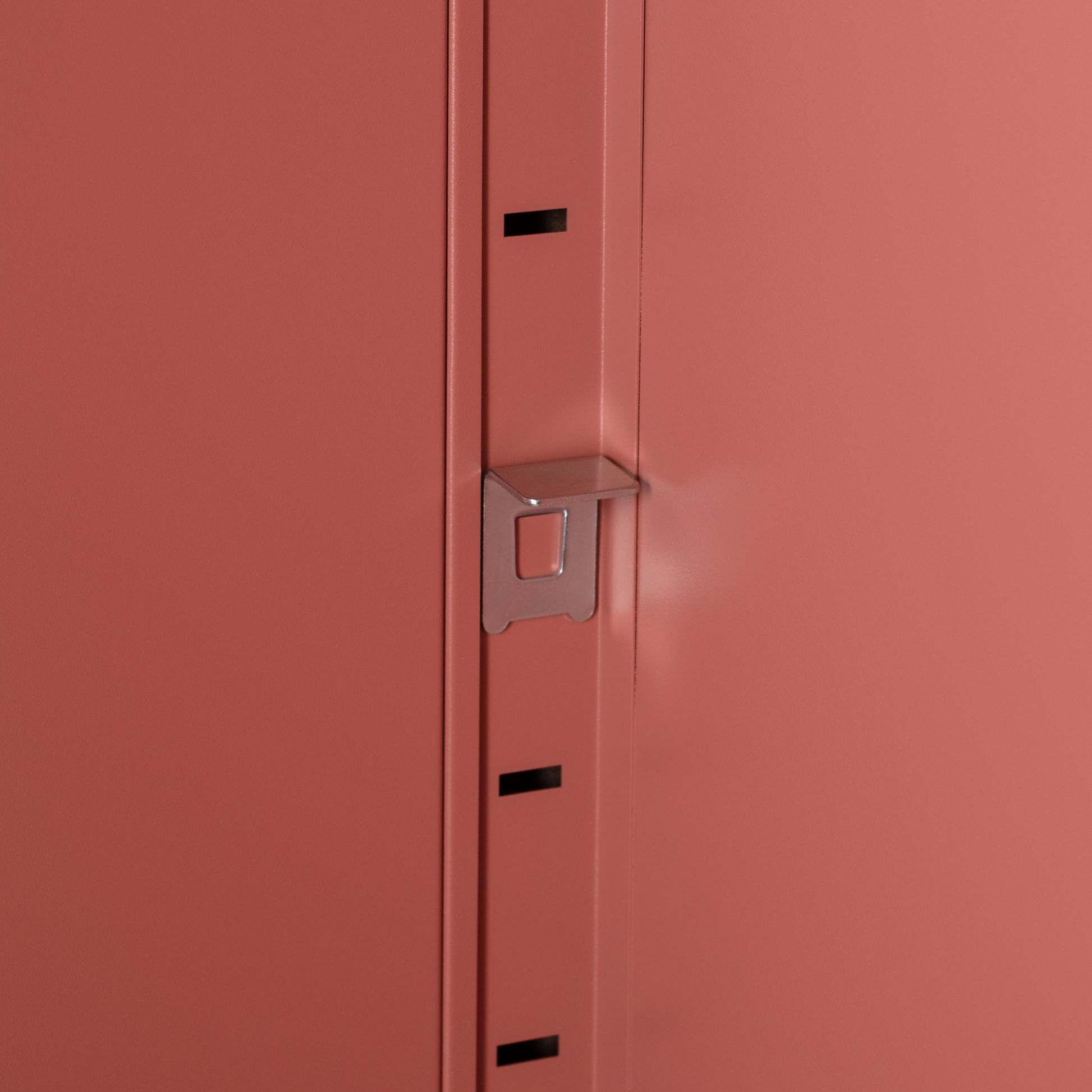 ピンクのスチール製のシンプルなキャビネット収納の棚板を調節するフック