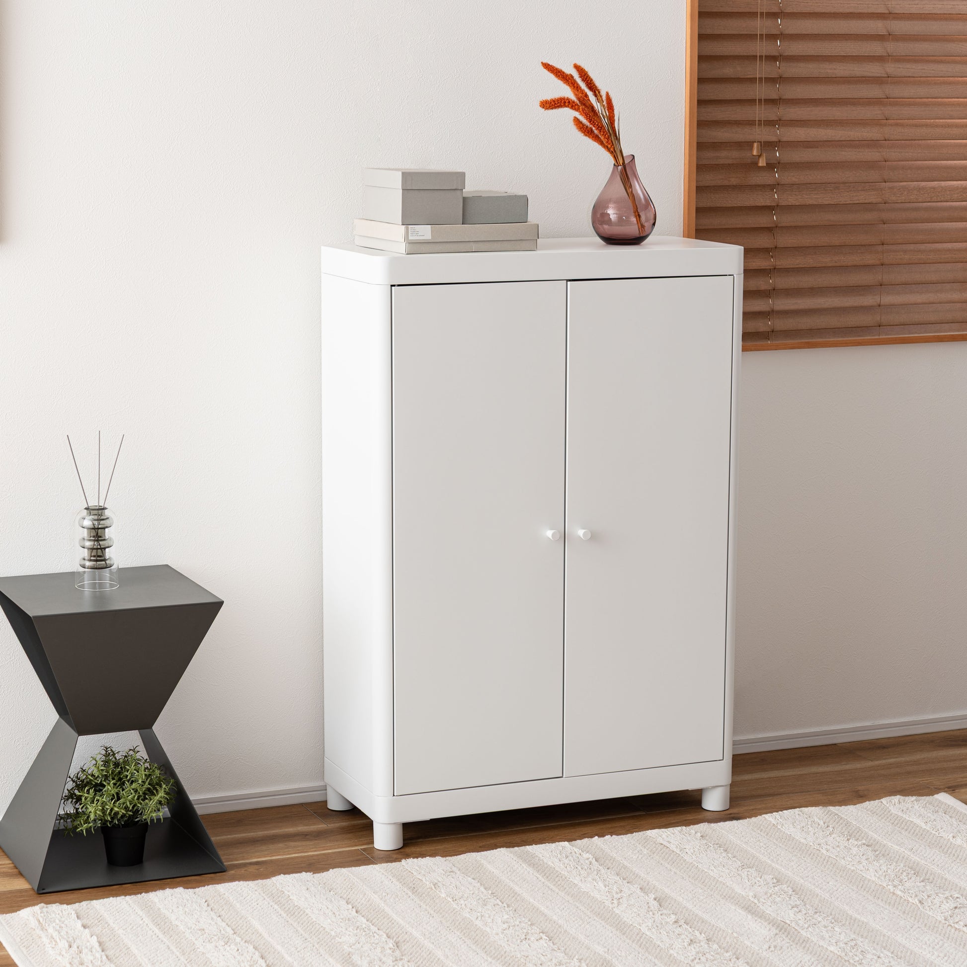 白のスチール製のシンプルなキャビネット収納が置いてある部屋