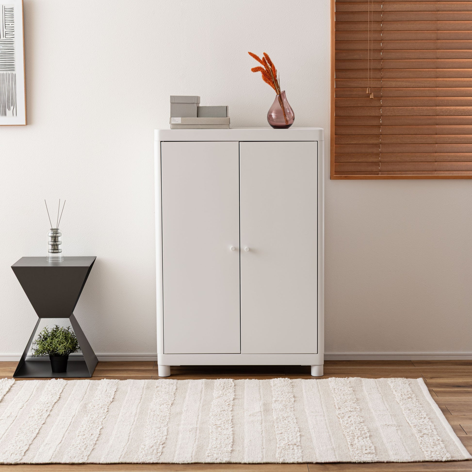 白のスチール製のシンプルなキャビネット収納が置いてある部屋