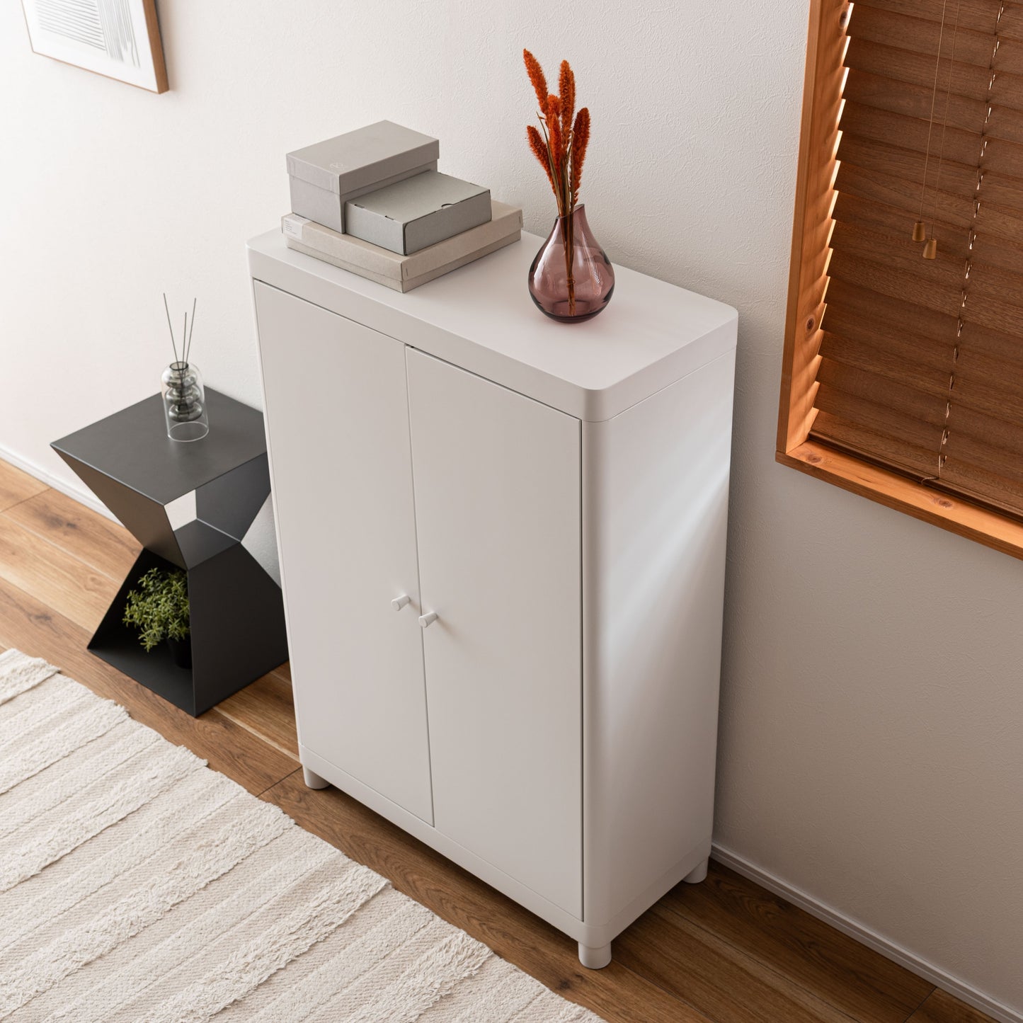 白のスチール製のシンプルなキャビネット収納が置いてある部屋