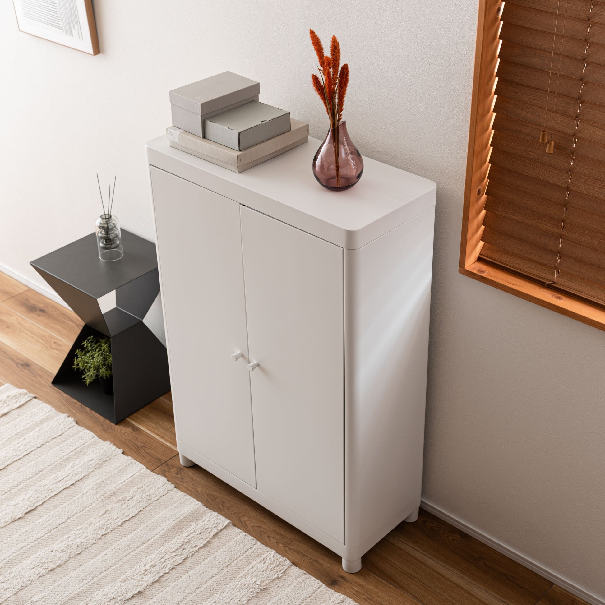 白のスチール製のシンプルなキャビネット収納が置いてある部屋