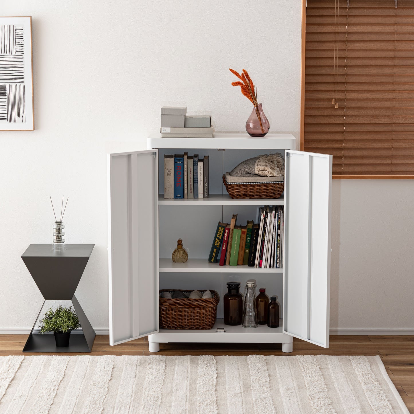 白のスチール製のシンプルなキャビネット収納が置いてある部屋