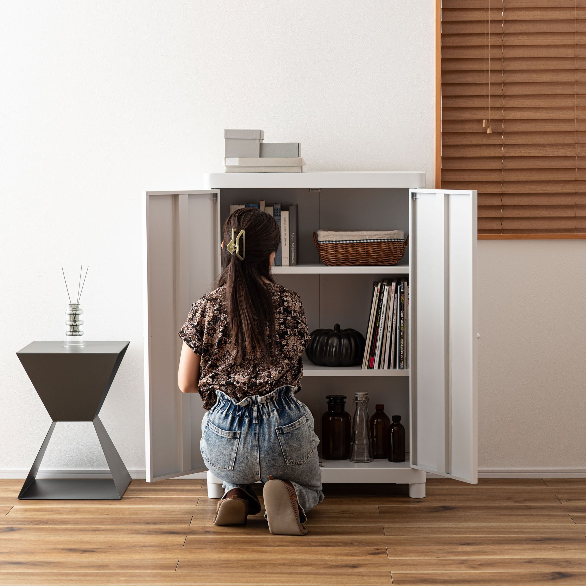 白のスチール製のシンプルなキャビネット収納が置いてある部屋