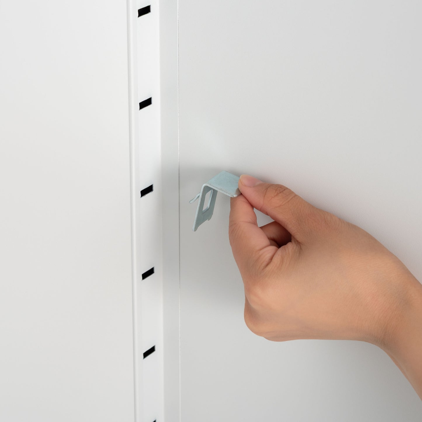 スチール製のシンプルなキャビネット収納の棚板を引っ掛けるフック