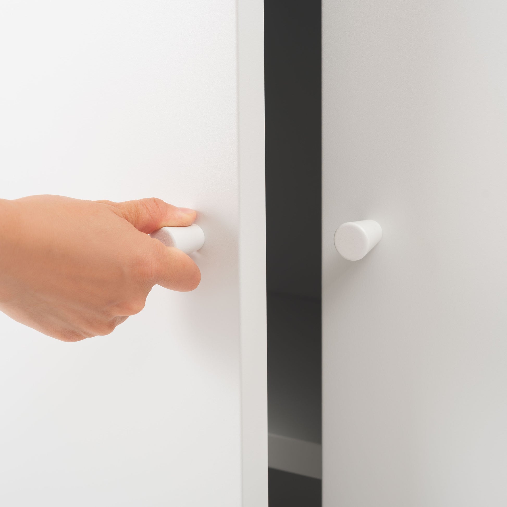 スチール製のシンプルなキャビネット収納の扉の取手のアップ