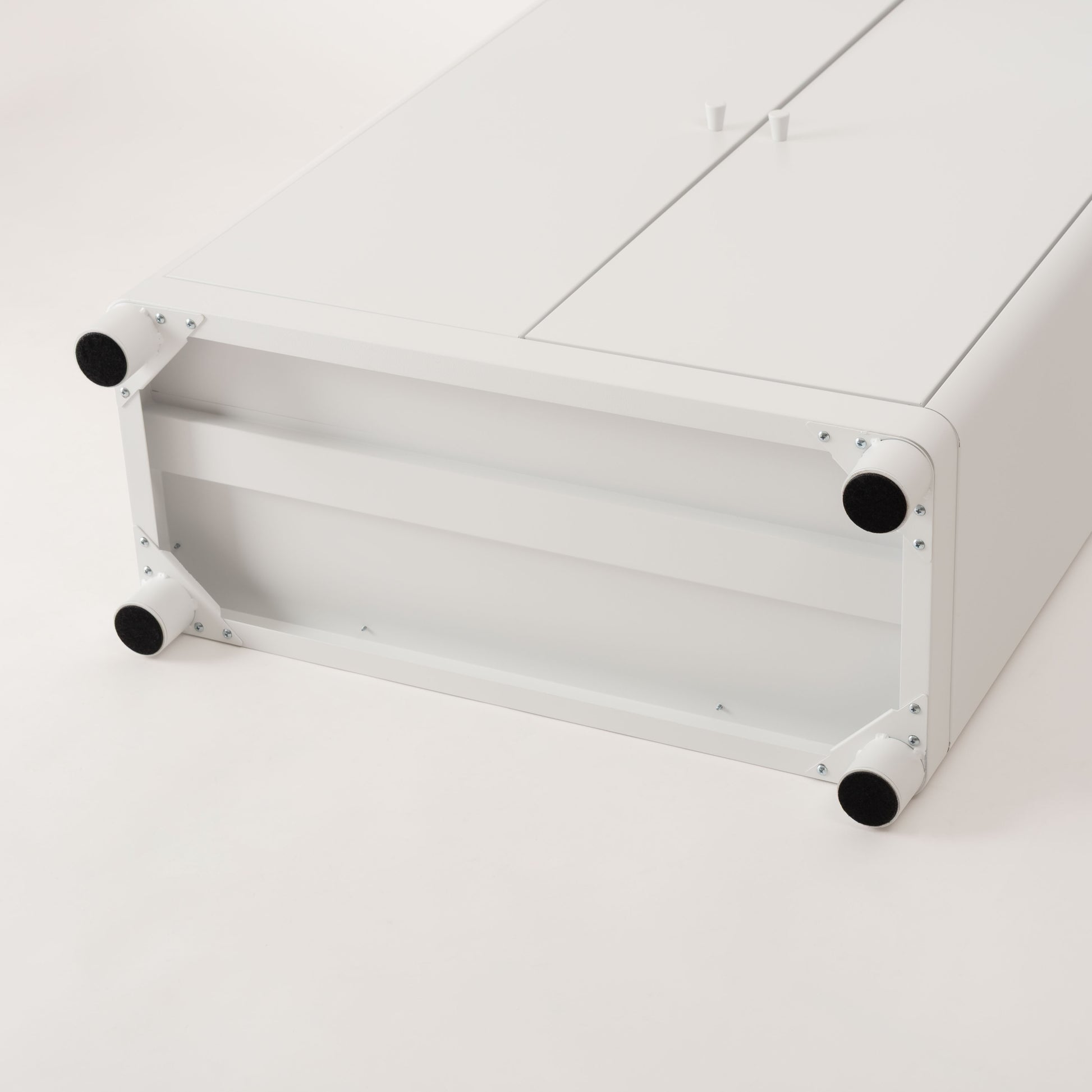 スチール製のシンプルなキャビネット収納の底面の様子