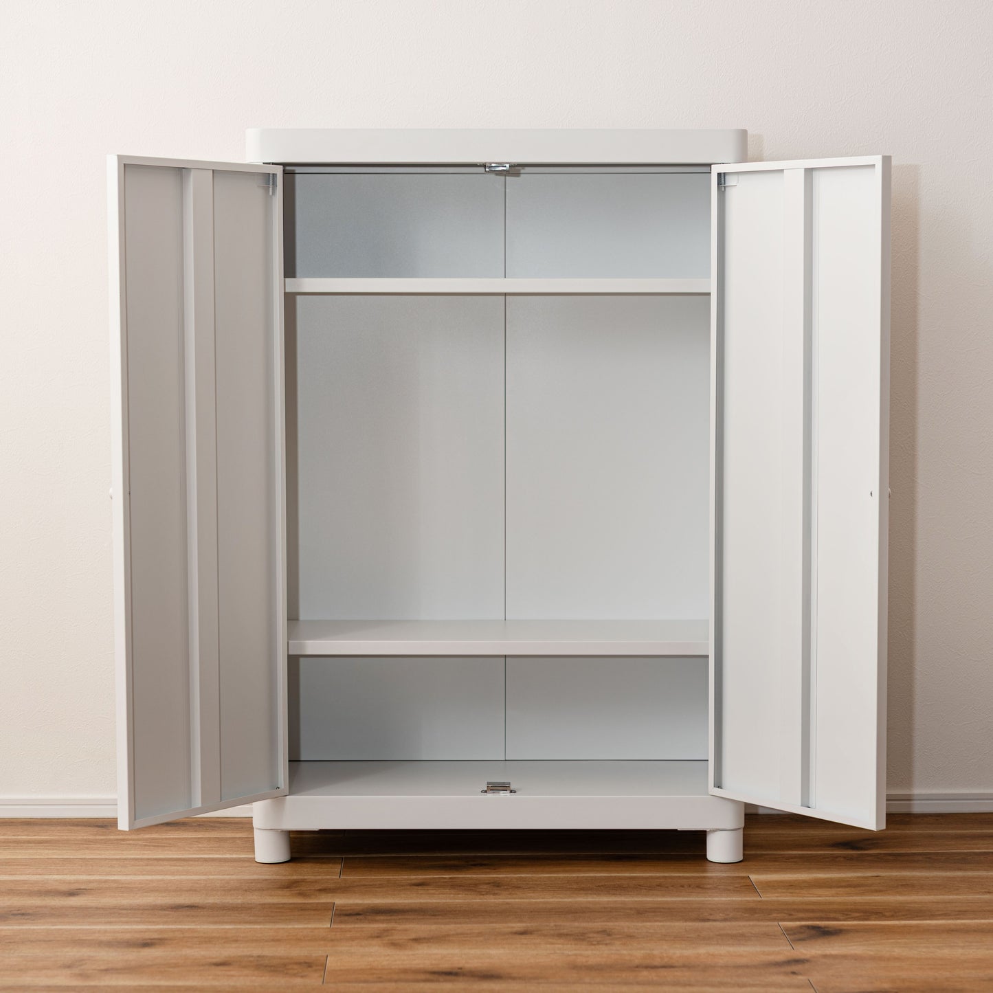 スチール製のシンプルなキャビネット収納