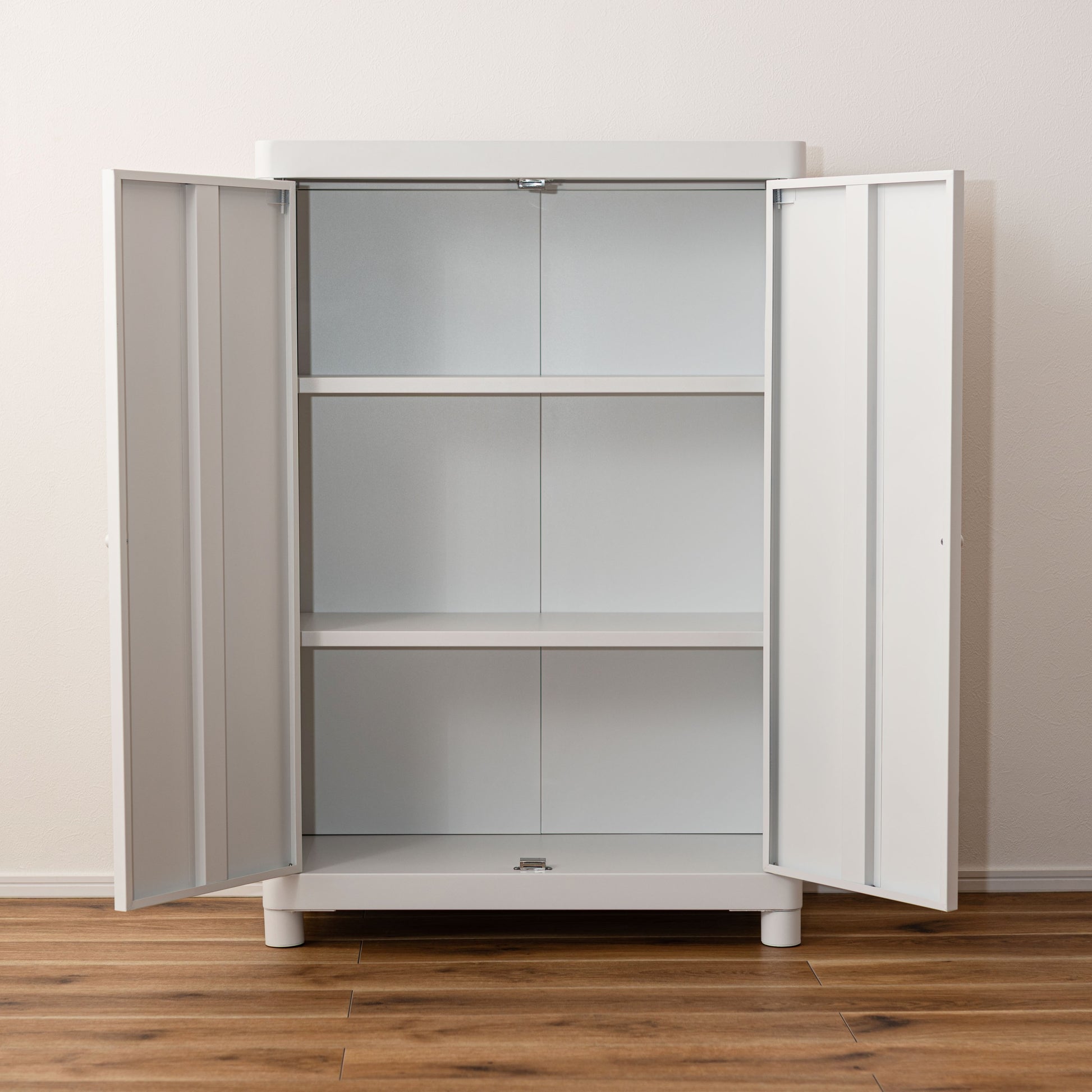 スチール製のシンプルなキャビネット収納