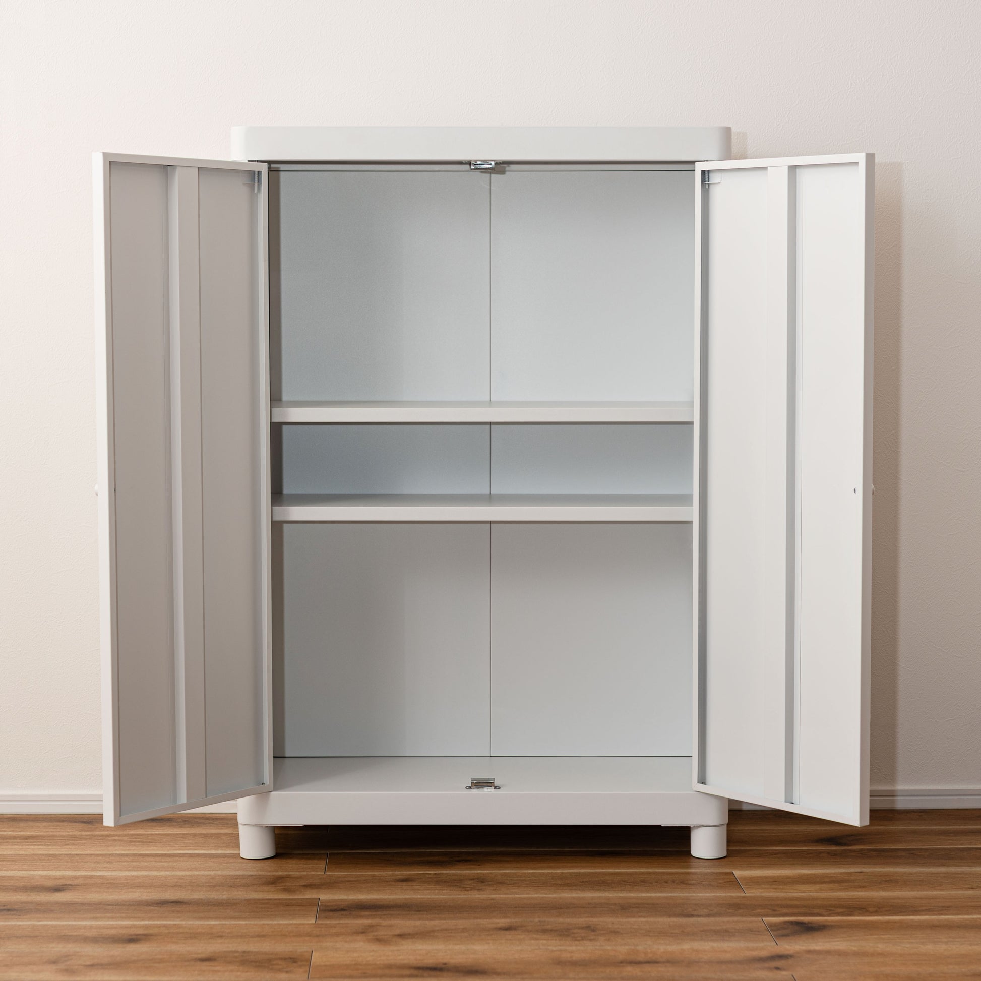 スチール製のシンプルなキャビネット収納