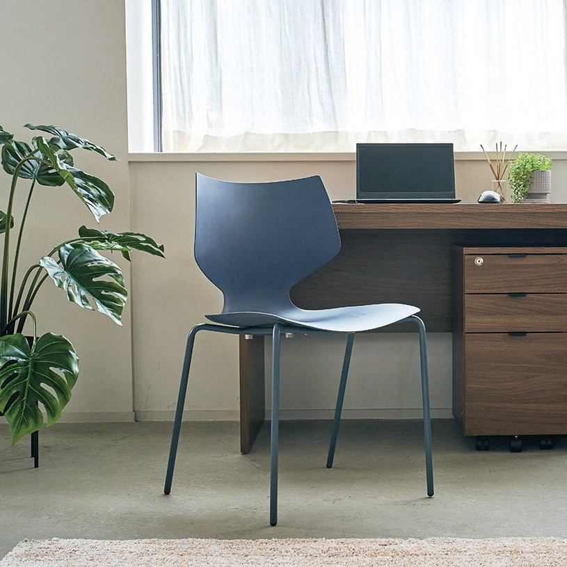 グレーのスタッキングチェア