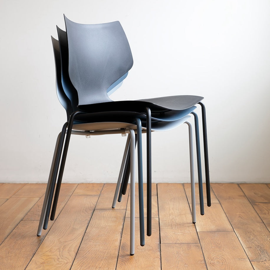 スタッキングチェアをスタッキングしている様子