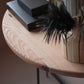 天然木アイアン半円コンソールの明るい木目と縁が見えるライトカラーの木製サイドテーブル