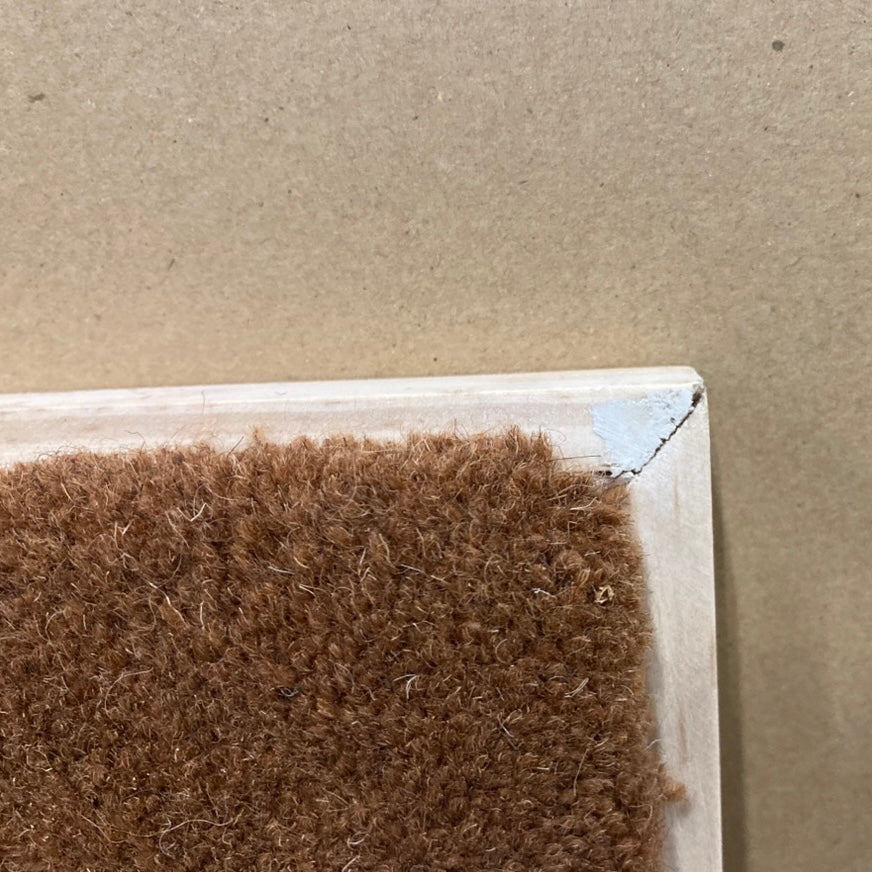 タフティングアートの茶色いコイヤーマット白いプラスチック枠付き
