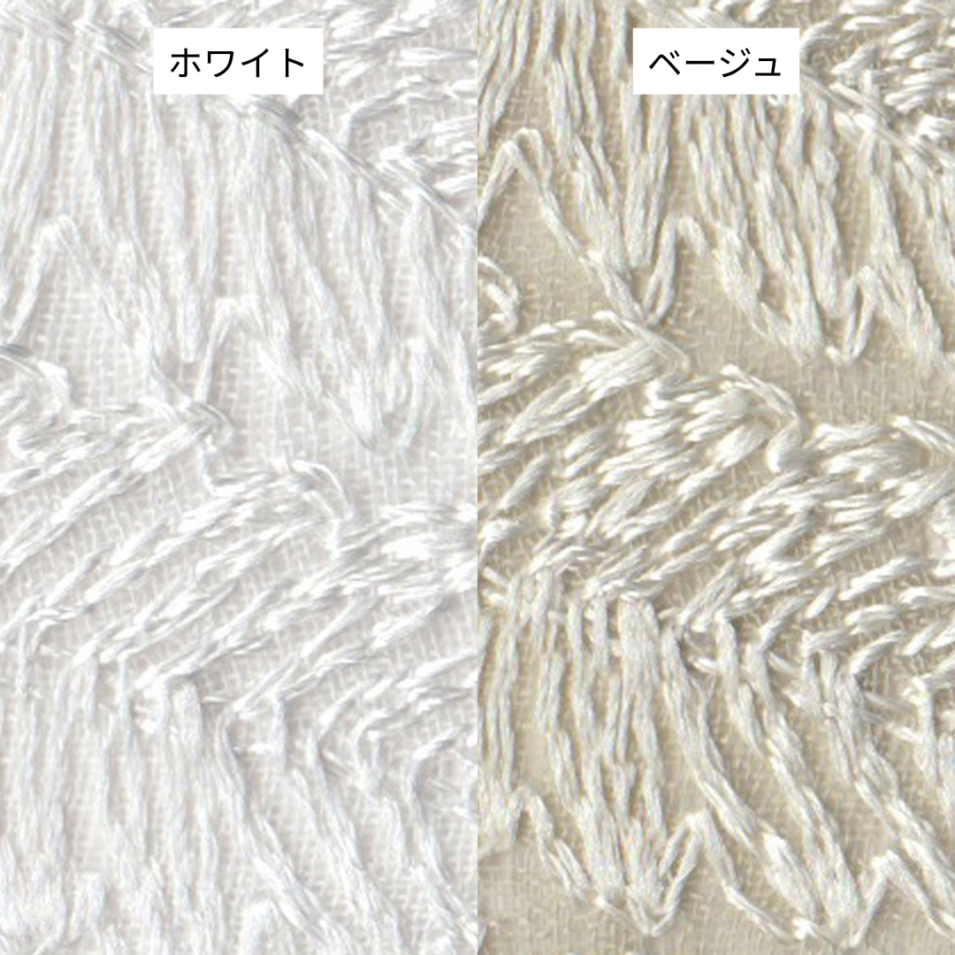 ホワイトとベージュの繊細なリーフ柄の刺繍が目を引くやさしい表情のレースカーテンの生地のアップ