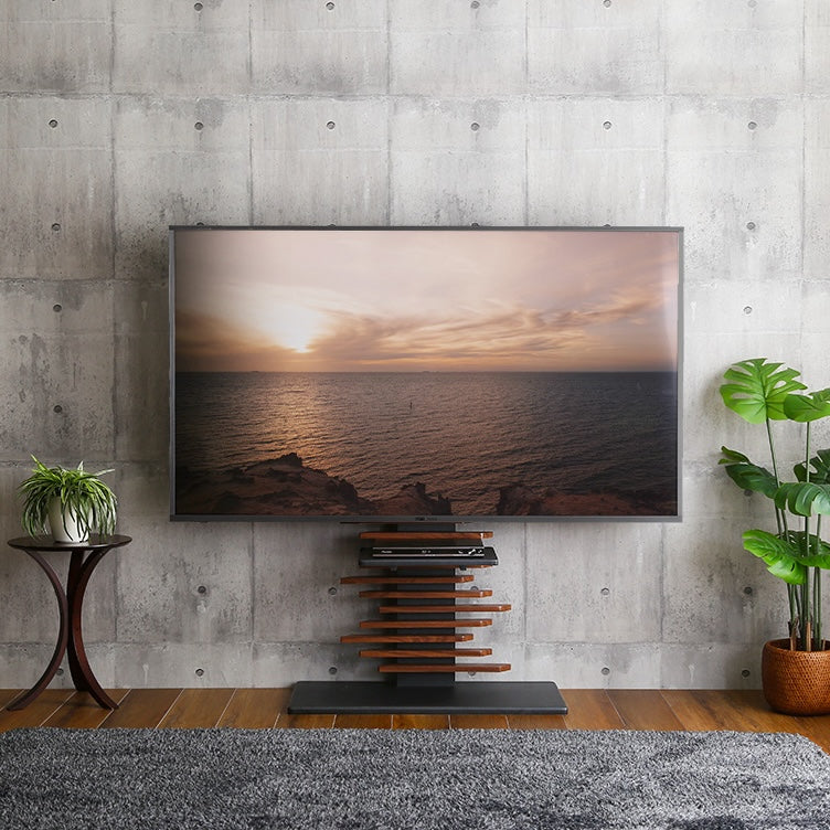 パネルデザインのテレビスタンドがリビングに置かれている様子