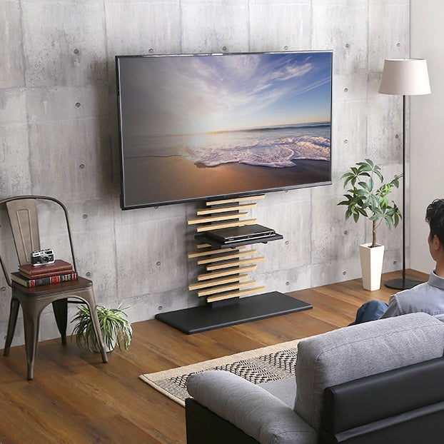 パネルデザインのテレビスタンドがリビングに置かれている様子