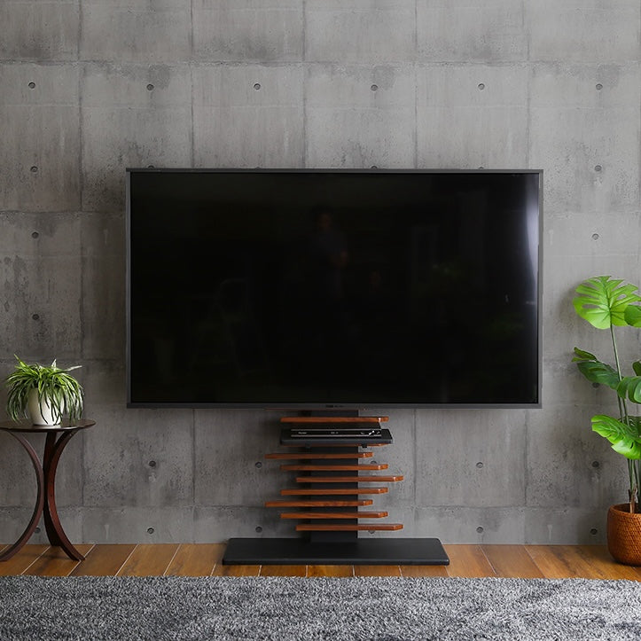 パネルデザインのテレビスタンドがリビングに置かれている様子