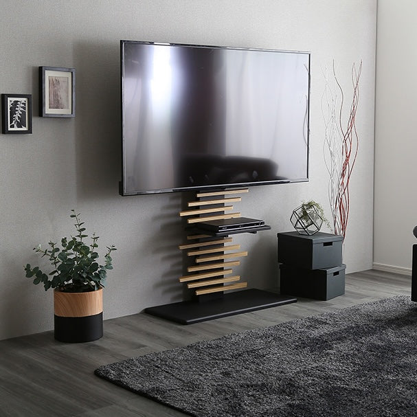 パネルデザインのテレビスタンドがリビングに置かれている様子