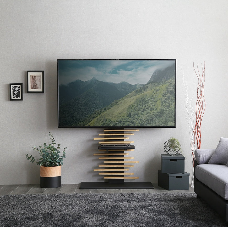 パネルデザインのテレビスタンドがリビングに置かれている様子