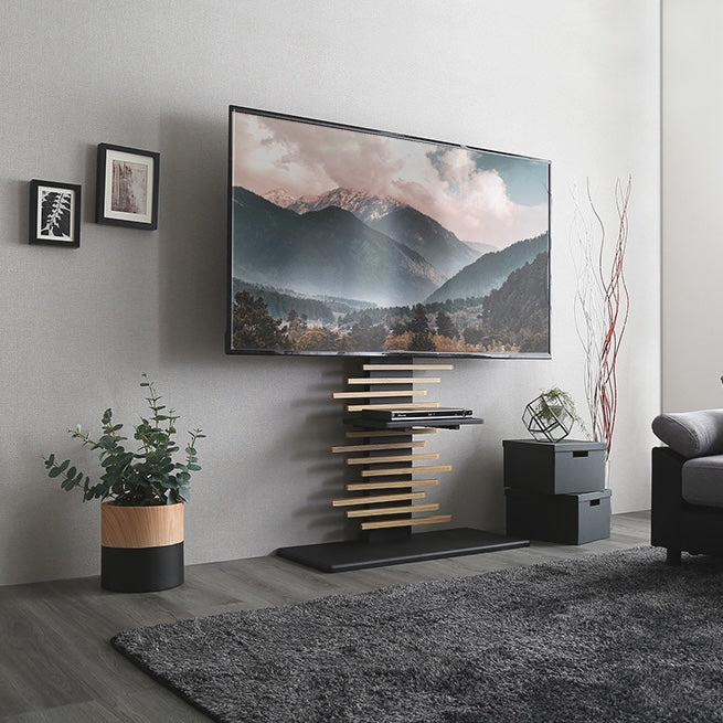 パネルデザインのテレビスタンドがリビングに置かれている様子