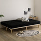 黒のマットレス一体型ベッドが部屋に置いてある