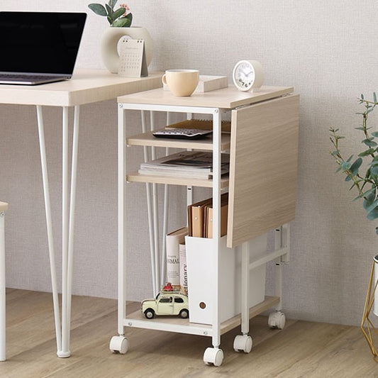 調節可能棚付きバタフライワゴンホワイトオークがデスク横に置かれている様子