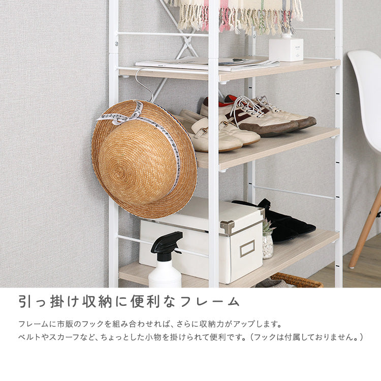 幅63cm調節可能棚板付き白い金属製フレームに飾りリボン付きストローハットが掛かるハンガーラック