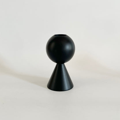 ブラックの木製の土台が円錐のキャンドルホルダー