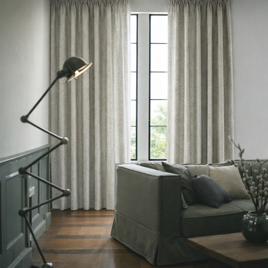 ざっくりとした編み目が目を引くやさしい表情の遮光ドレープカーテンが窓にかかったリビング