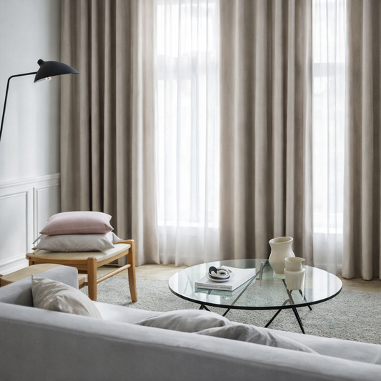 柔らかな光沢を持つスウェード調生地のシックな色味のカーテンが部屋の窓にかかっている