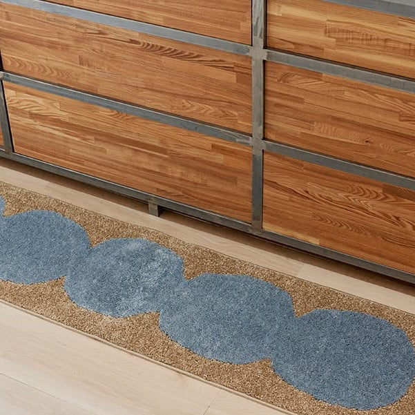 ブルーのお団子が並んでいるような細長いマット