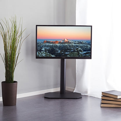 ブラックのシンプルなテレビスタンドがリビングに置かれている様子