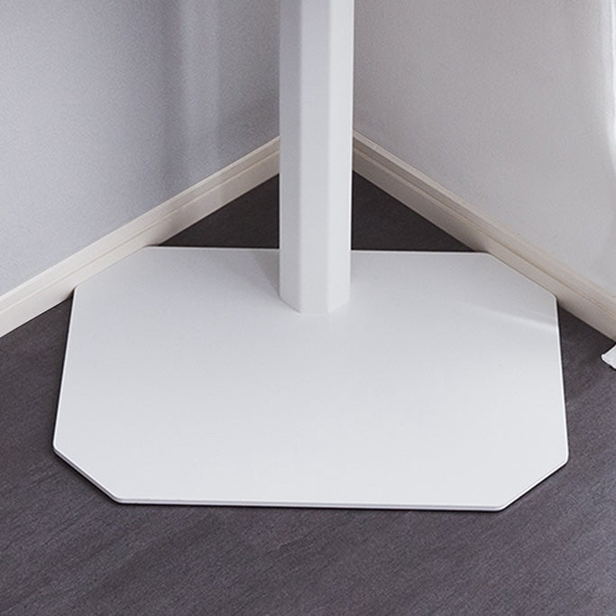 ホワイトのシンプルなテレビスタンドを角に寄せている様子