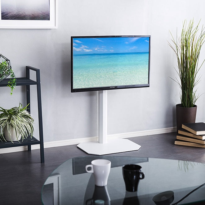 ホワイトのシンプルなテレビスタンドがリビングに置かれている様子